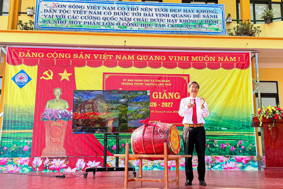 Thầy Trương Như Thuần đánh hồi trống khai giảng, mở đầu năm học mới với nhiều kỳ vọng về một hành trình học tập và trưởng thành của học sinh vùng cao. Ảnh: 