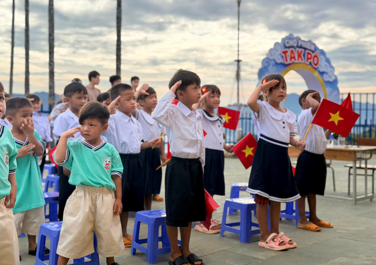 Những em học sinh điểm Trường Tắk Pổ thực hiện nghi thức chào cờ. Ảnh: TH.
