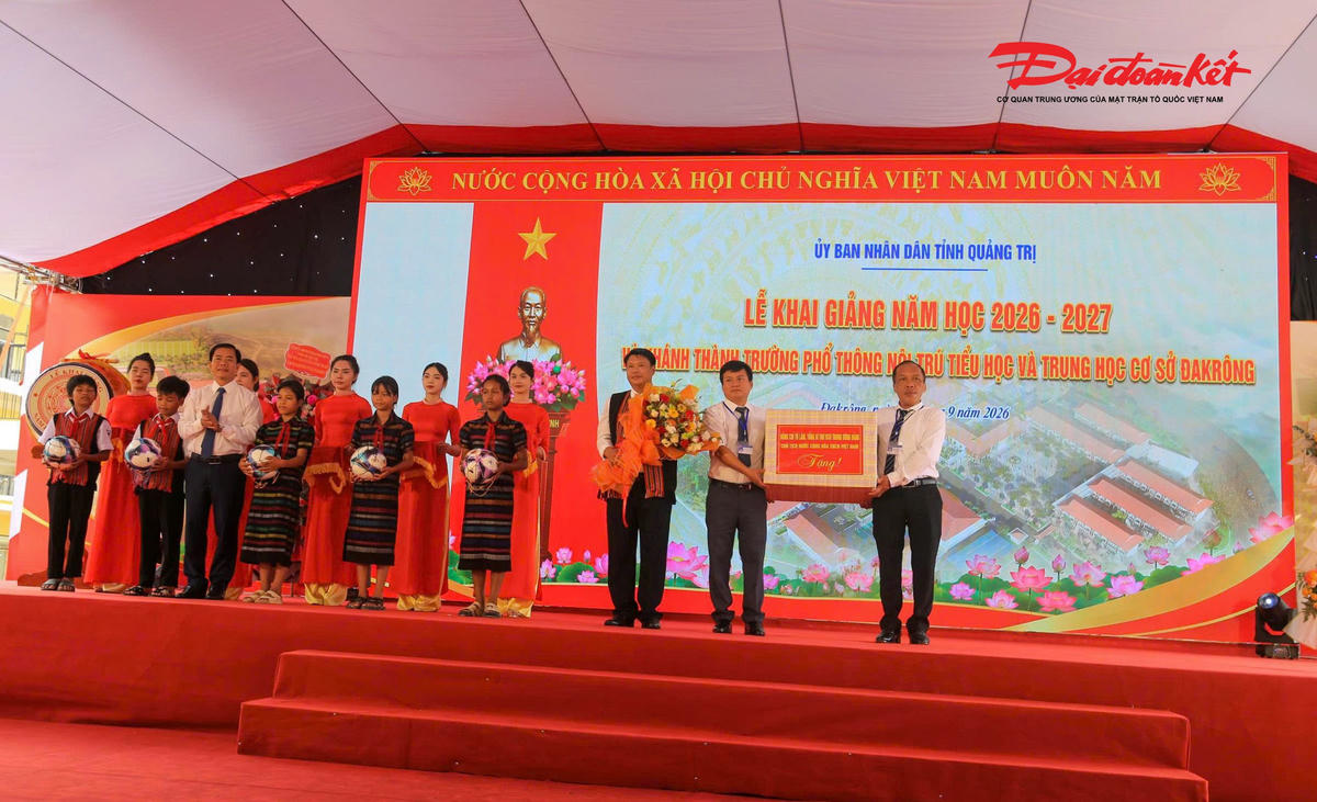 Bí thư Tỉnh ủy Quảng Trị Nguyễn Văn Phương trao quà của Tổng Bí thư, Chủ tịch nước Tô Lâm cho học sinh, nhà trường Phổ thông Dân tộc nội trú Tiểu học và Trung học cơ sở Đakrông. Ảnh: Đỗ Văn.