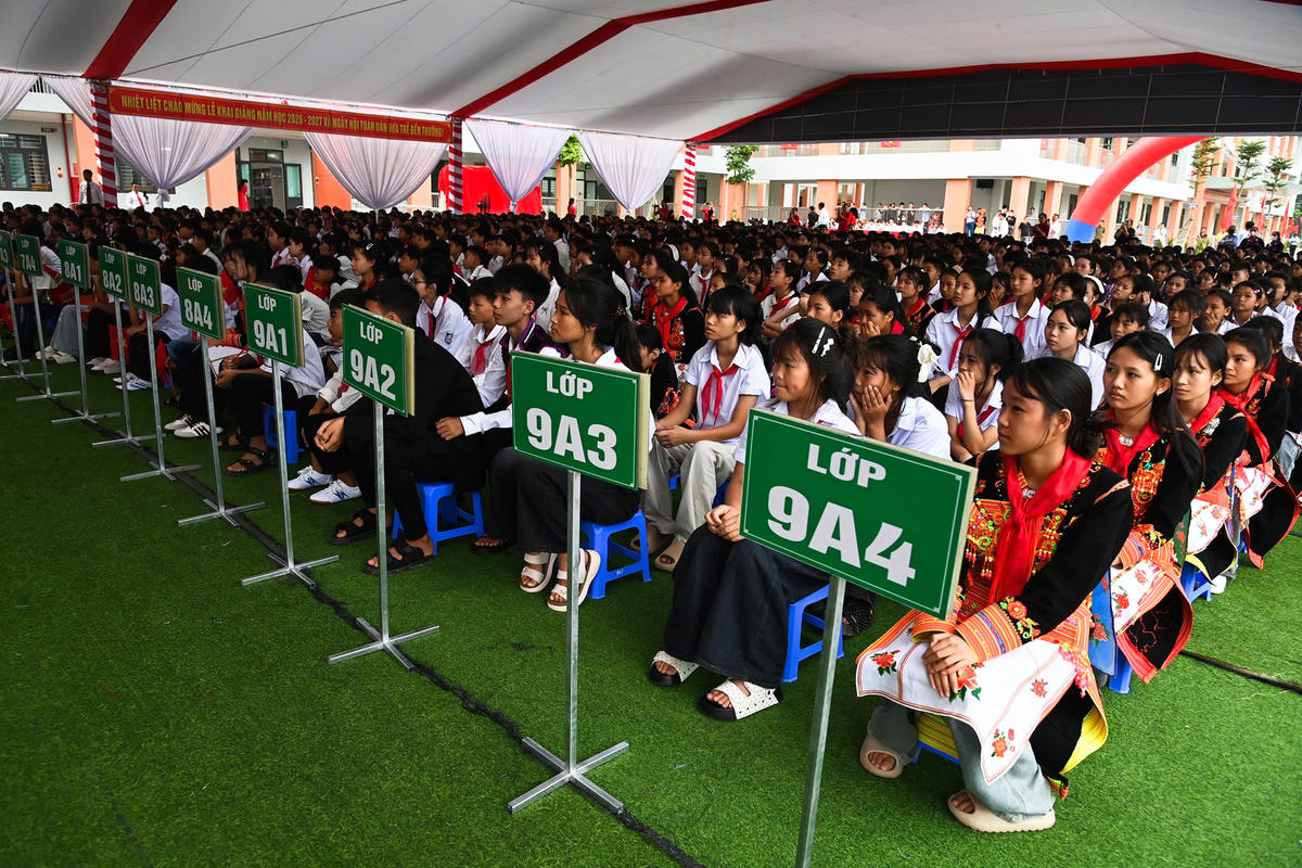 Năm học 2026 - 2027 là năm học có ý nghĩa đặc biệt đối với ngành Giáo dục và Đào tạo Lai Châu khi toàn tỉnh tiếp tục triển khai những nhiệm vụ đổi mới, nâng cao chất lượng giáo dục, đồng thời thực hiện sắp xếp mạng lưới cơ sở giáo dục. Đến nay, 38/38 xã, phường đã hoàn thành việc sắp xếp; toàn tỉnh còn 194 cơ sở giáo dục công lập, giảm 141 cơ sở so với trước sắp xếp. Ngành Giáo dục và các địa phương đang tiếp tục kiện toàn tổ chức bộ máy, bố trí đội ngũ, hoàn thiện cơ sở vật chất, bảo đảm các cơ sở giáo dục hoạt động ổn định, không ảnh hưởng đến nhiệm vụ năm học mới.