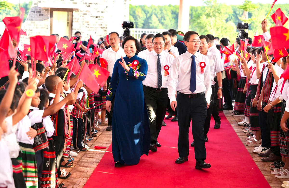 Phó Thủ tướng Phạm Thị Thanh Trà tham dự Lễ khai giảng và khánh thành Trường Phổ thông nội trú Tiểu học và Trung học cơ sở A Lưới 3. Ảnh: N.H.
