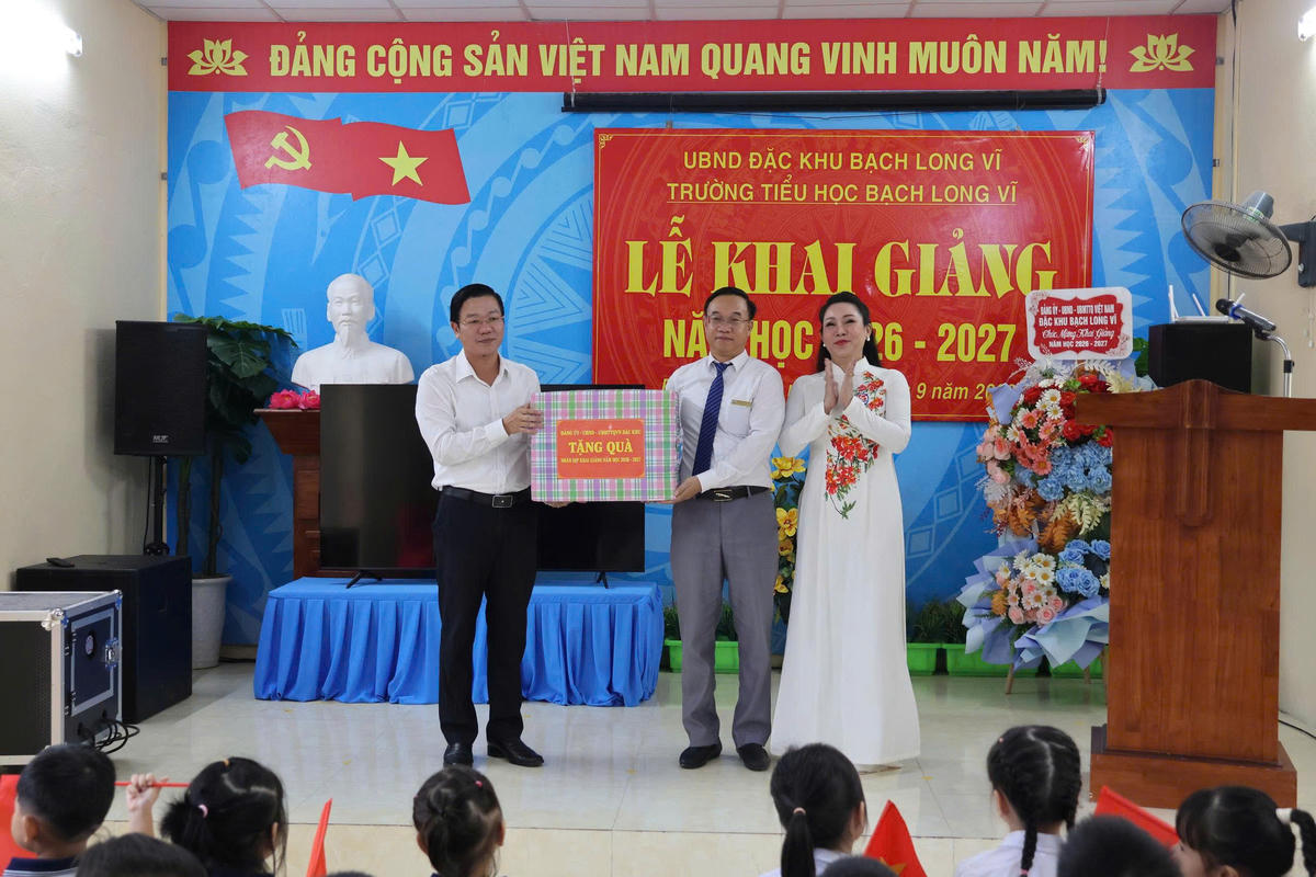Ấm áp lễ khai giảng nơi đảo tiền tiêu Bạch Long Vĩ