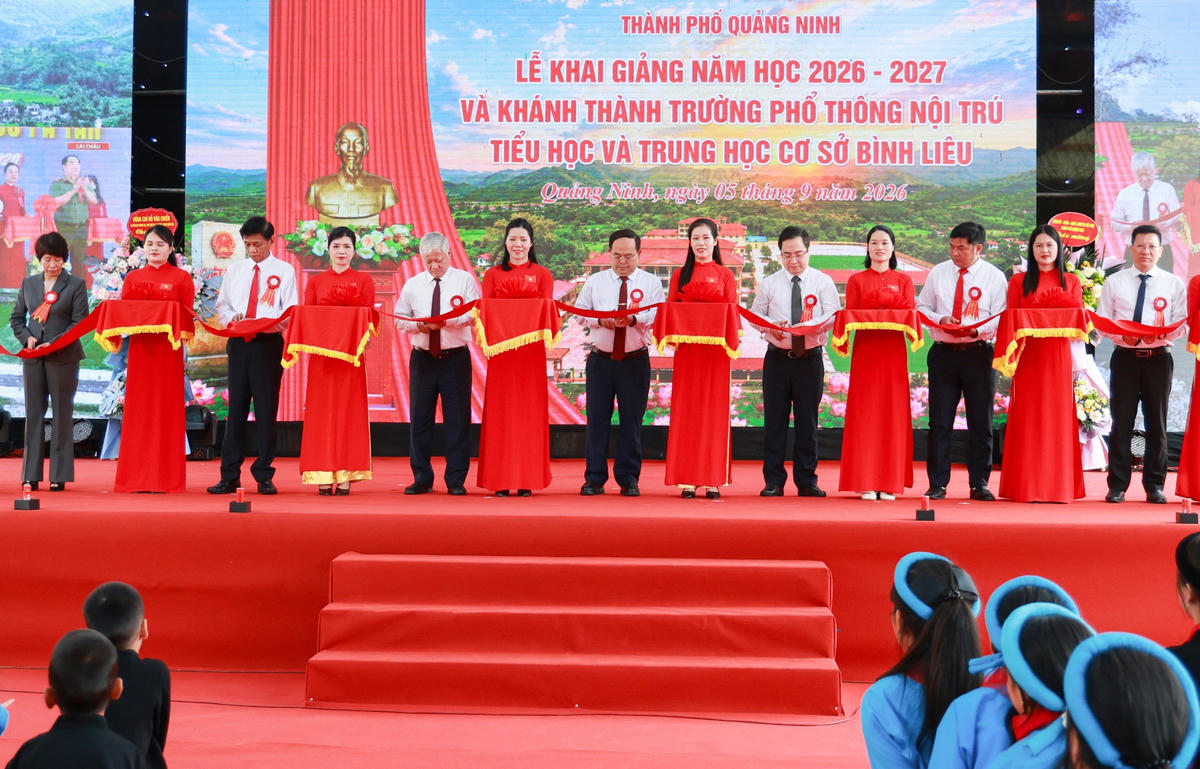 Nhân dịp này, Phó Chủ tịch Thường trực Quốc hội Đỗ Văn Chiến đã cắt băng khánh thành Trường Phổ thông nội trú Tiểu học và THCS Bình Liêu; trao quà tặng chúc mừng thầy và trò Trường Phổ thông nội trú Tiểu học và THCS Bình Liêu. Ảnh: Quang Vinh.