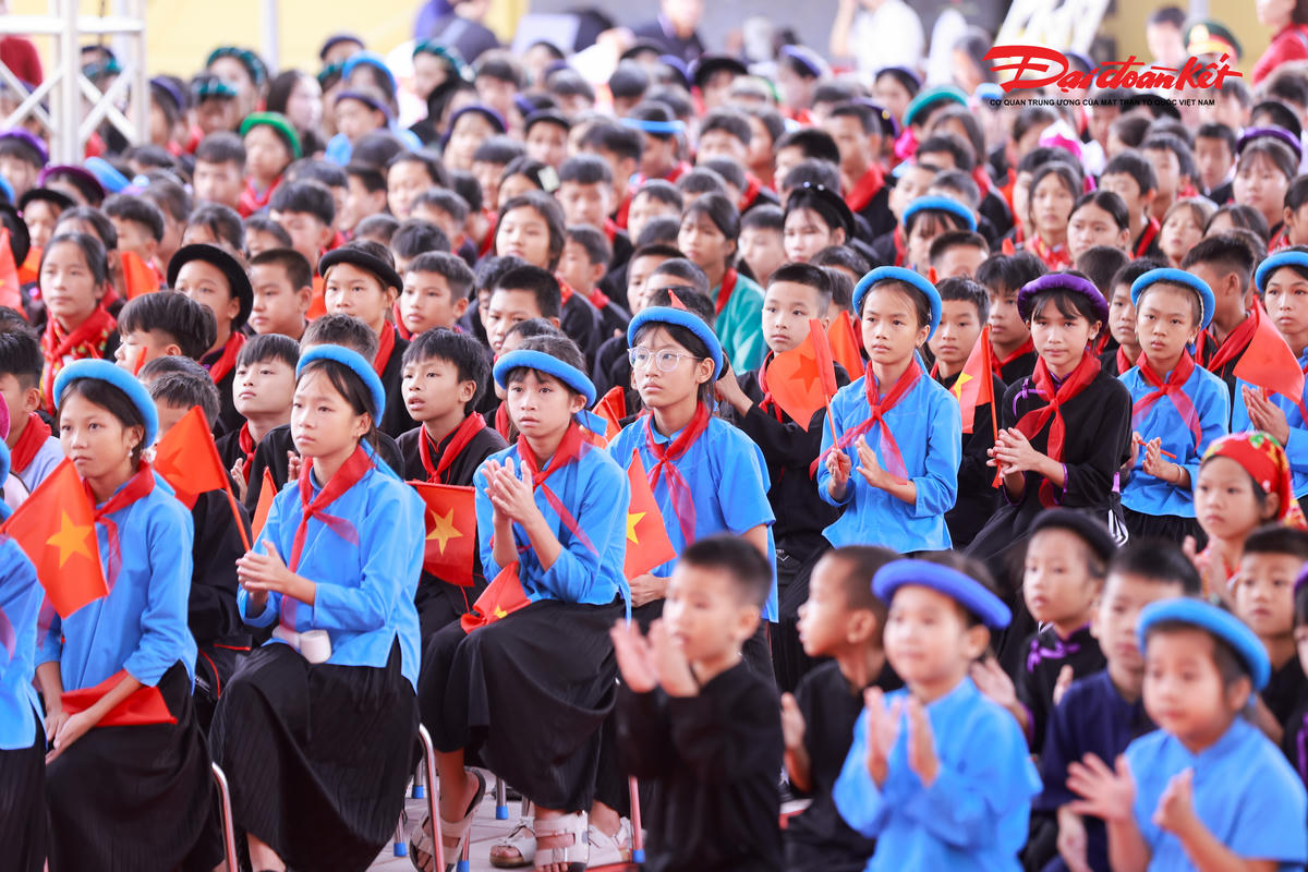 Các em học sinh đồng bào dân tộc thiểu số của Trường Phổ thông nội trú Tiểu học và THCS Bình Liêu. Ảnh: Quang Vinh.