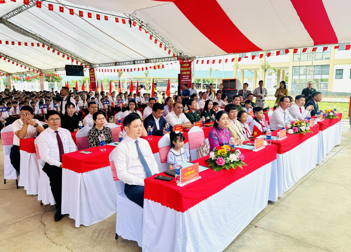 Các đại biểu dự lễ khánh thành và khai giảng năm học mới. Ảnh: Thanh Nga.