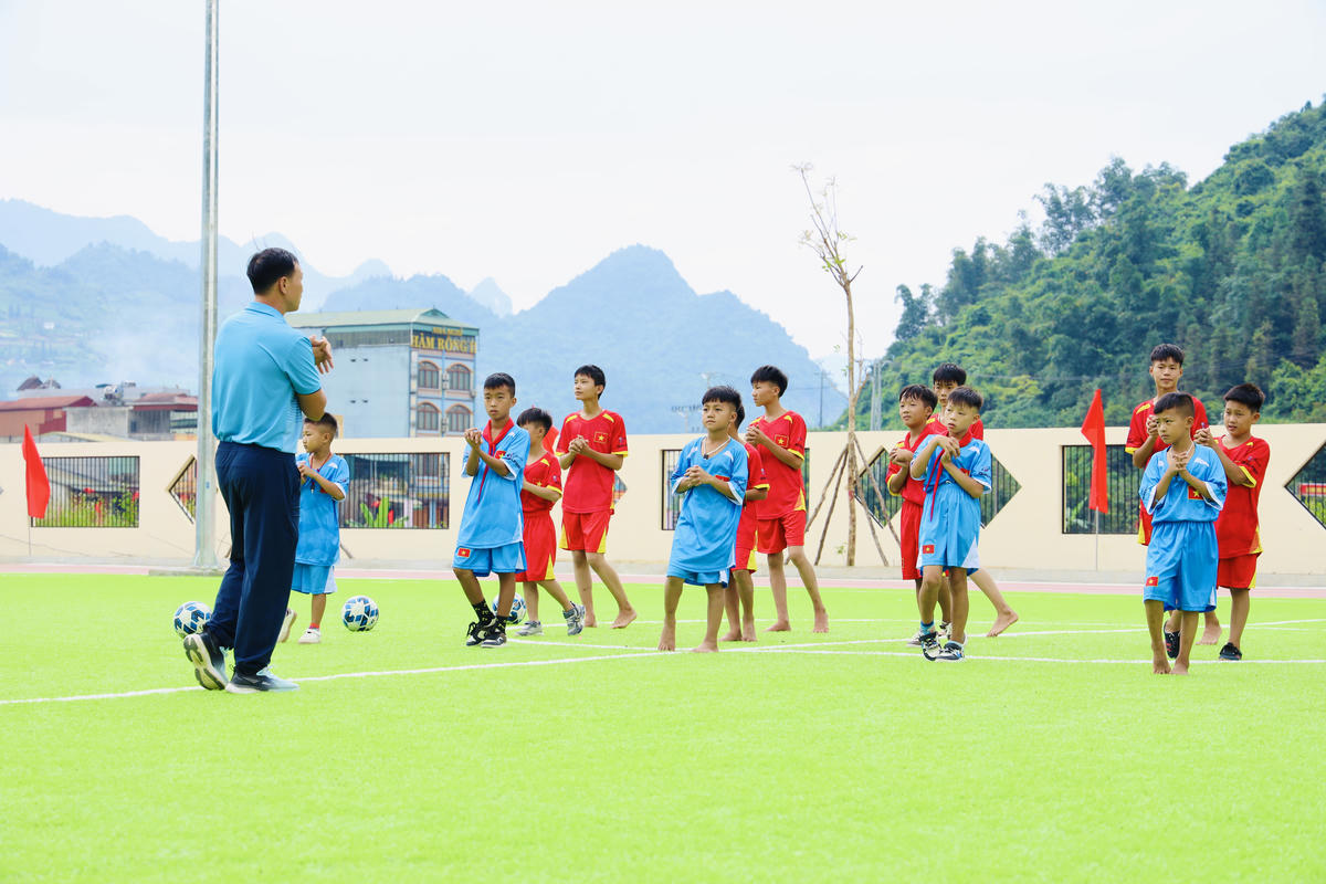 Trường có sân bóng rổ và sân bóng đá. Ảnh: T. Đ.