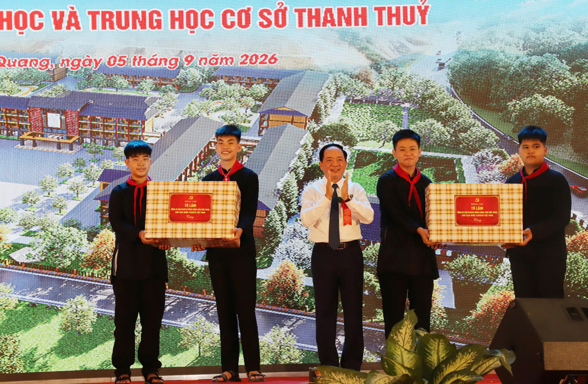 Trưởng Ban Tuyên giáo Trung ương Trịnh Văn Quyết trao quà của Tổng Bí thư, Chủ tịch nước Tô Lâm tặng học sinh Trường Phổ thông nội trú Tiểu học và THCS Thanh Thủy. 