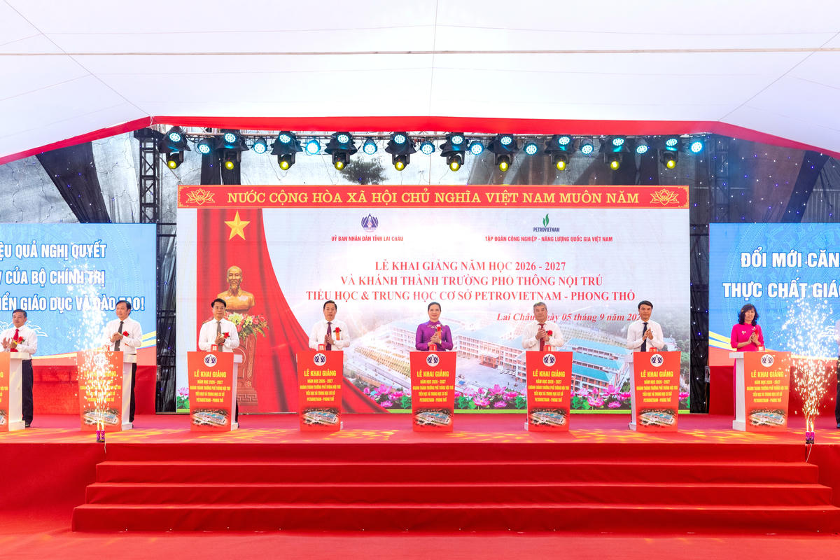 Đồng chí Hà Thị Nga, Ủy viên BCH Trung ương Đảng, Phó Chủ tịch-Tổng thư ký Ủy ban Trung ương Mặt trận Tổ quốc Việt Nam; Đồng chí Đỗ Chí Thanh, Phó Tổng giám đốc Petrovietnam; Đồng chí Hà Quang Trung, Phó Bí thư Tỉnh ủy, Chủ tịch UBND Tỉnh Lai Châu cùng các đại biểu tỉnh Lai Châu thực hiện nghi thức cắt băng khánh thành Trường.