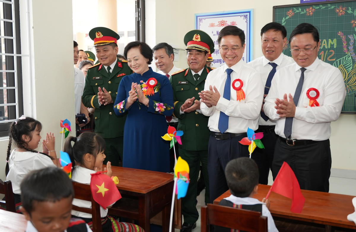 Sau buổi lễ Phó Thủ tướng cùng các đại biểu tham quan cơ sở vật chất của nhà trường. Ảnh: N.H.