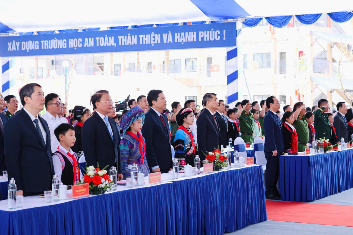 Thủ tướng Chính phủ Lê Minh Hưng và đại biểu thực hiện nghi thức chào cờ. Ảnh: Nhật Bắc