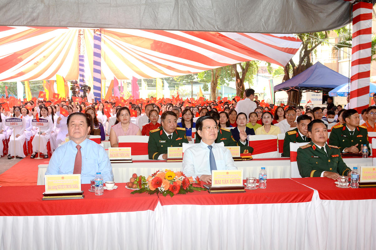 Đại tướng Nguyễn Trọng Nghĩa cùng các lãnh đạo, nguyên lãnh Đảng, Nhà nước, Quân đội tham dự lễ khai giảng ở Trường THPT Chuyên Trần Văn Giàu. Ảnh: L.T.