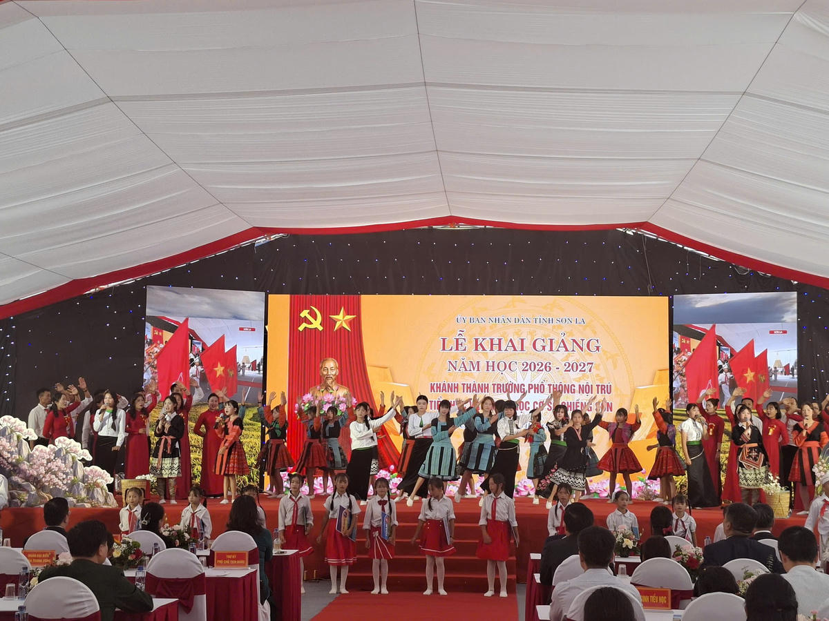 Các em học sinh hân hoan mừng Lễ khai giảng. Ảnh: H.H.