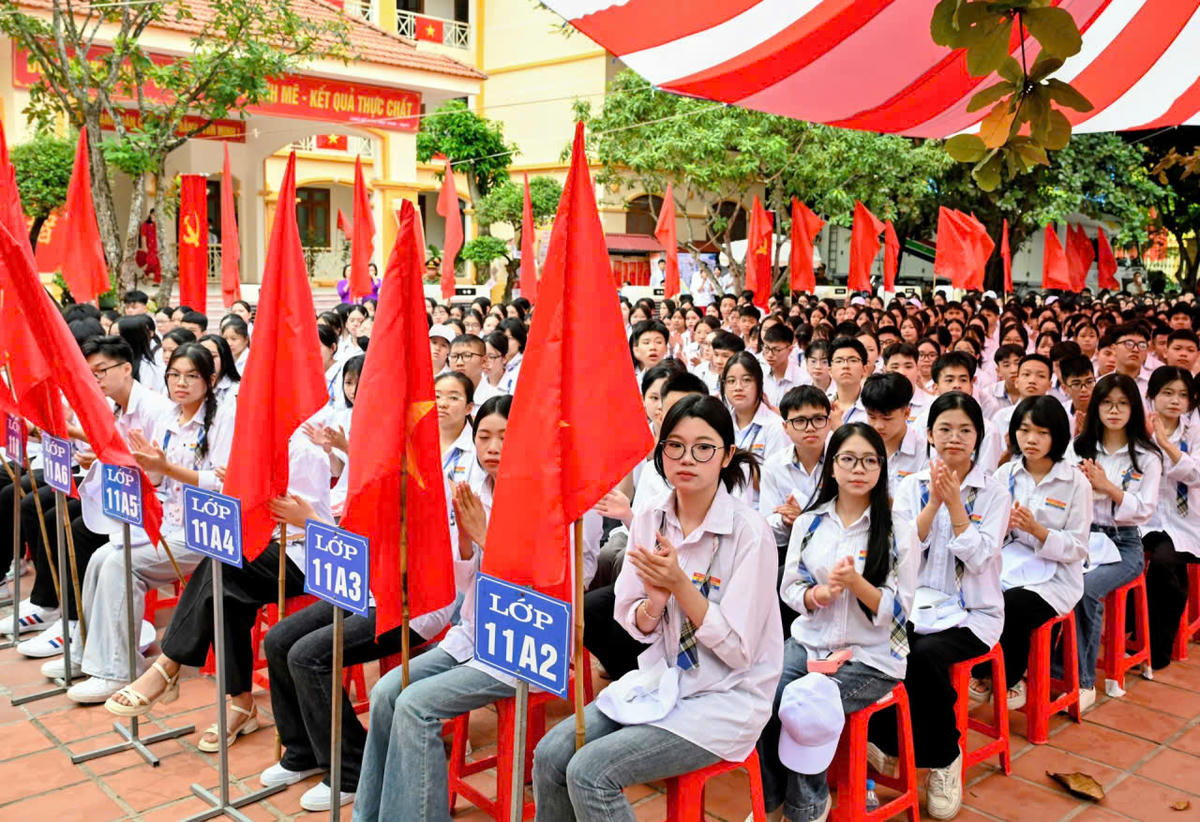 Các em học sinh THPT chăm chú lắng nghe chương trình lễ khai giảng. Ảnh: Đoàn Bắc.