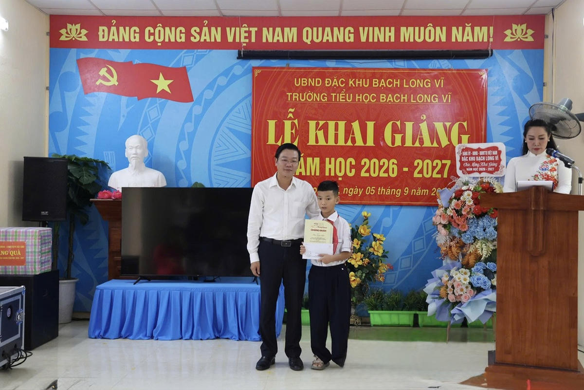 Năm học 2026-2027, nhà trường tiếp tục phối hợp với các đơn vị giáo dục trong đất liền tổ chức dạy học trực tuyến môn Tiếng Anh, Tin học, góp phần khắc phục hạn chế về điều kiện dạy học trên đảo. Ảnh: HM.