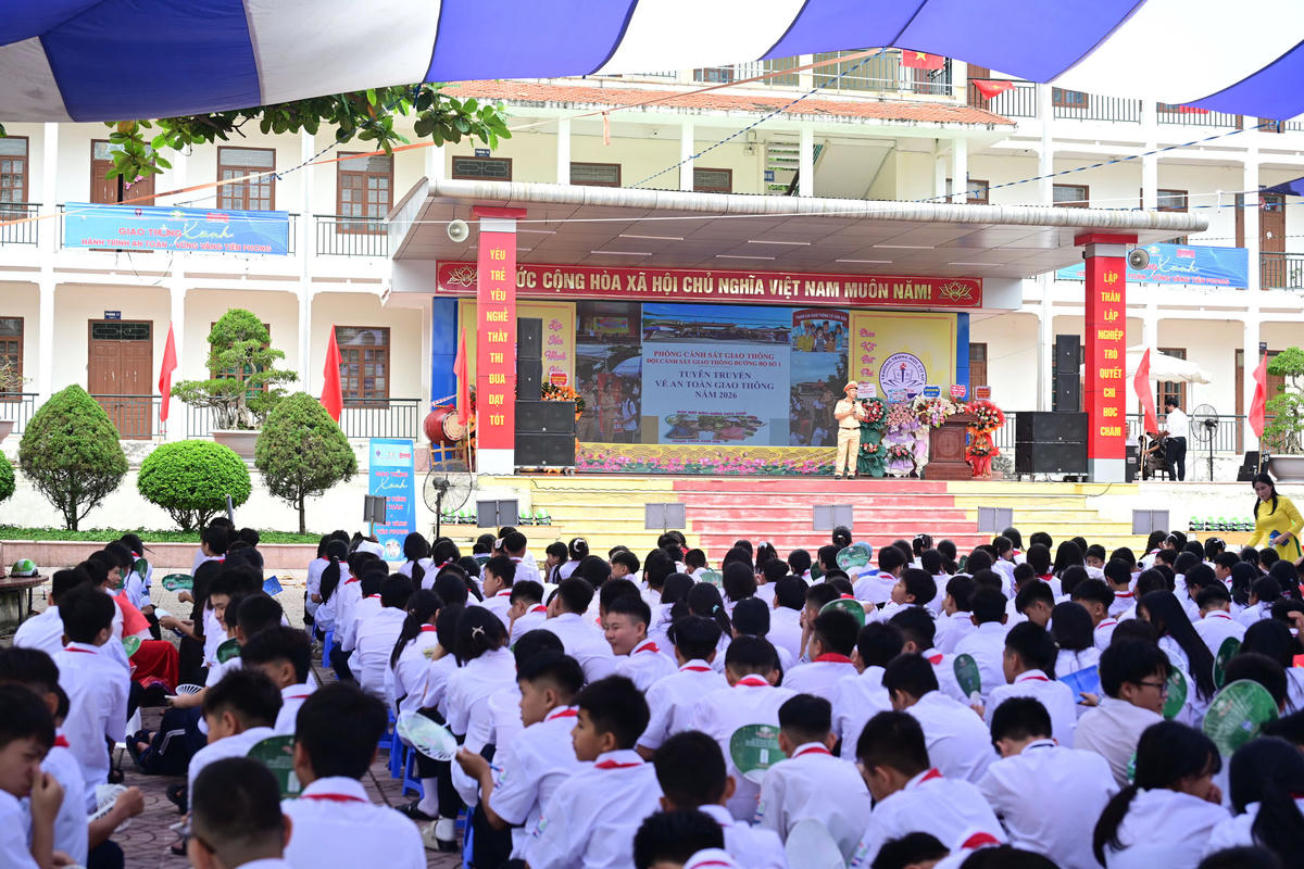 Đại diện Phòng Cảnh sát giao thông - Công an TP Hải Phòng tuyên truyền về ATGT cho các học sinh. 
