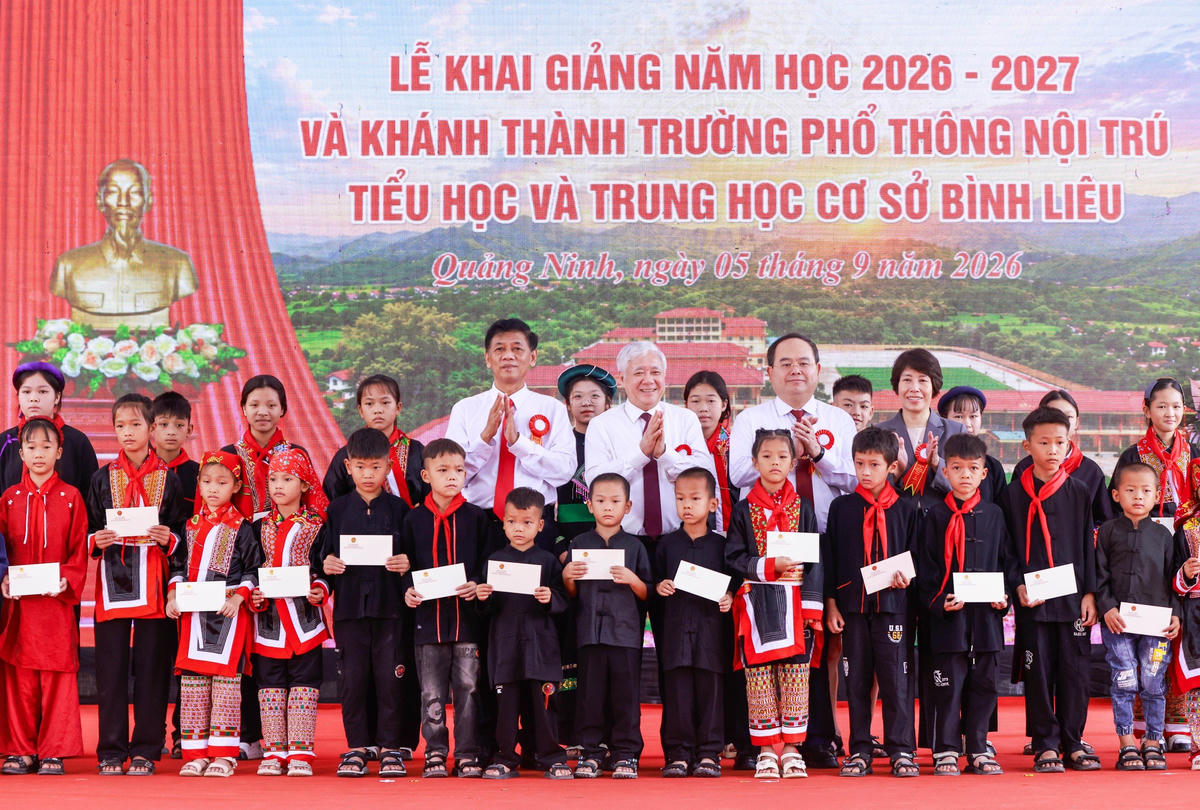 Phó Chủ tịch Thường trực Quốc hội Đỗ Văn Chiến, Chủ tịch Hội đồng Dân tộc Lâm Văn Mẫn, Bí thư Thành ủy Quảng Ninh Quản Minh Cường trao quà tặng các em học sinh có hoàn cảnh khó khăn, nhằm tiếp thêm niềm tin, nghị lực để các em vững bước tới trường. Ảnh: Quang Vinh.