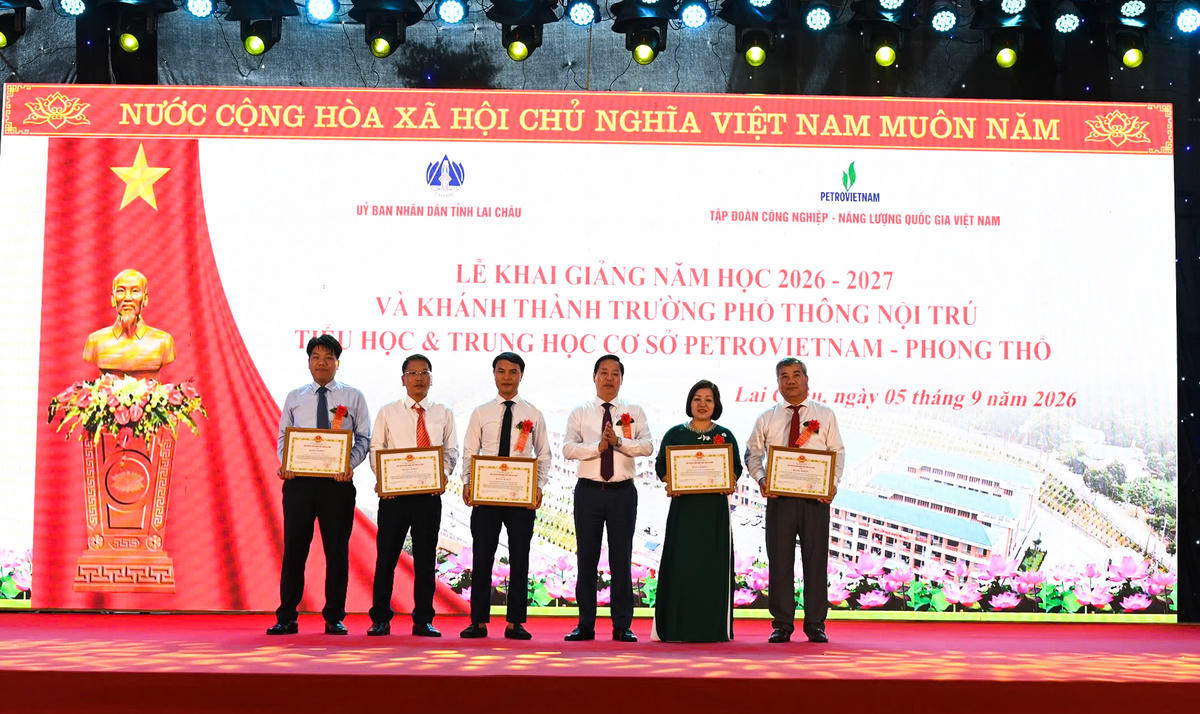 Trong khuôn khổ buổi Lễ, Chủ tịch UBND tỉnh Lai Châu đã tặng Bằng khen cho 3 tập thể, 2 cá nhân có thành tích xuất sắc trong triển khai, thực hiện xây dựng trường phổ thông nội trú liên cấp tiểu học và trung học cơ sở tại các xã biên giới trên địa bàn tỉnh.