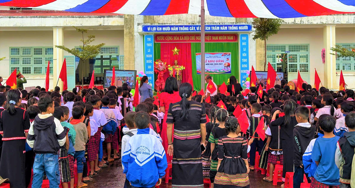 Quang cảnh lễ khai giảng Trường PTDTBT Tiểu học Tu Mơ Rông. Ảnh: CĐ.