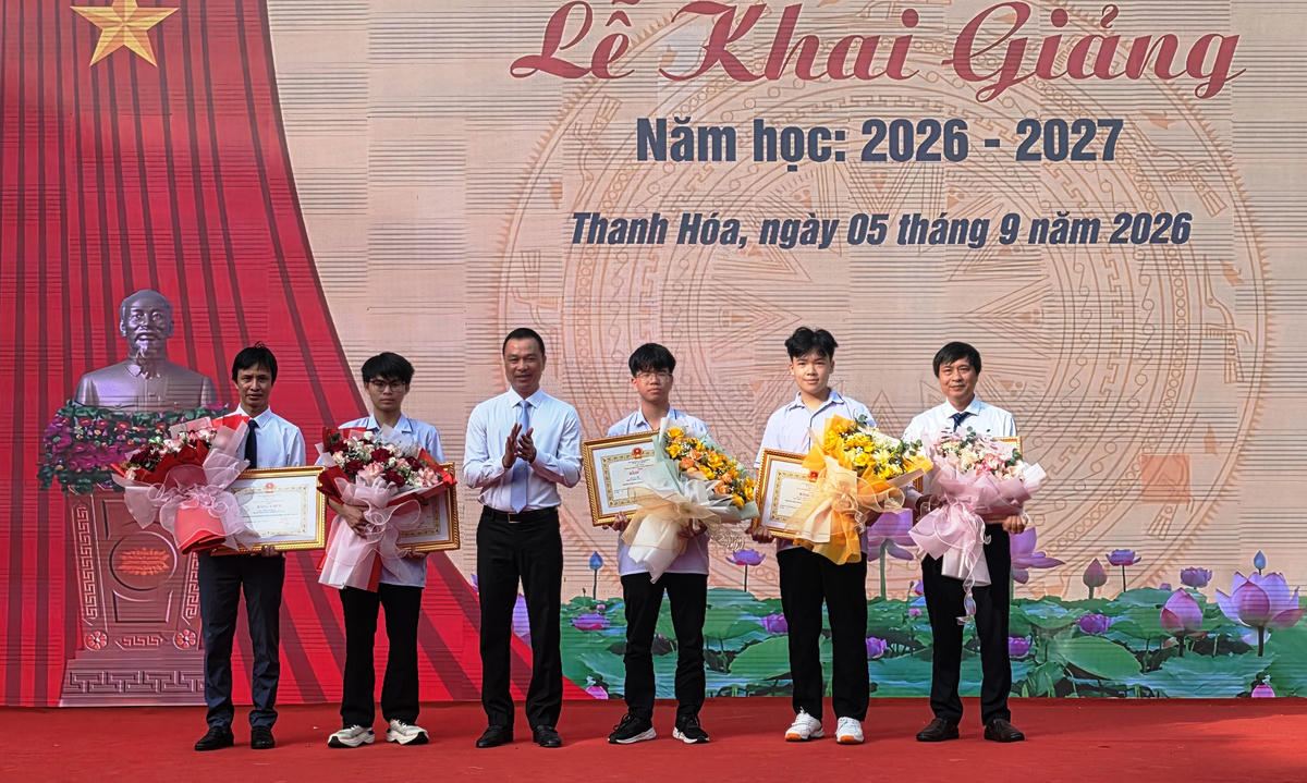 Ông Tô Anh Dũng, Chủ tịch UBND tỉnh Thanh Hóa trao tặng Bằng khen cho các em học sinh và thầy giáo. Ảnh: Nguyễn Chung.