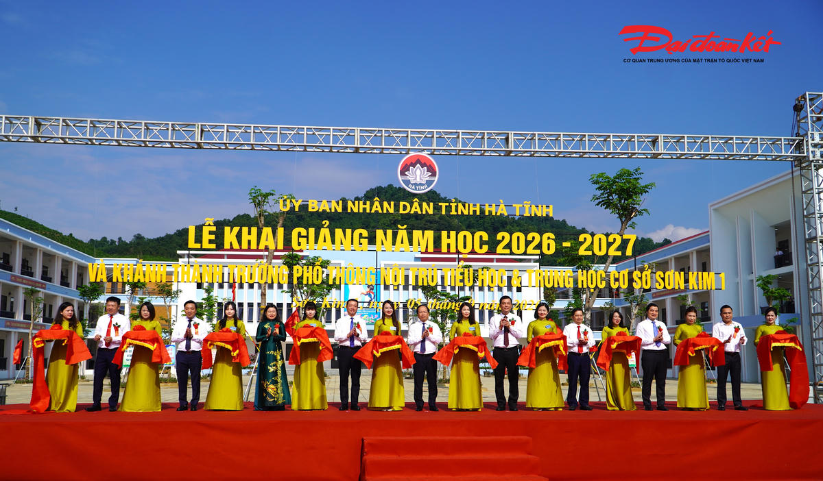Đại biểu thực hiện nghi thức cắt băng khánh thành Trường Phổ thông nội trú Tiểu học và THCS Sơn Kim 1. Ảnh: HN.