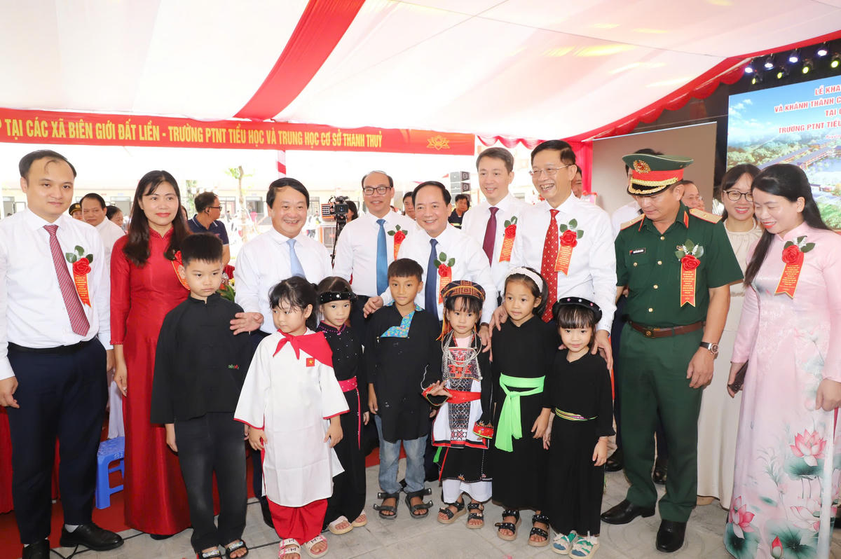 Trưởng Ban Tuyên giáo Trung ương Trịnh Văn Quyết và Bí thư Tỉnh ủy Tuyên Quang Hầu A Lềnh trò chuyện cùng các thầy cô giáo và học sinh.