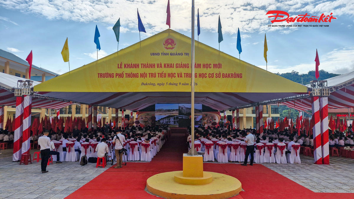 Năm nay, thầy và trò cũng như phụ huynh trường Phổ thông Dân tộc nội trú Tiểu học và Trung học cơ sở Đakrông rất phấn khởi vì Lễ Khai giảng năm học 2026 - 2027 được kết hợp với khánh thành trường mới. Ảnh: Đỗ Văn.