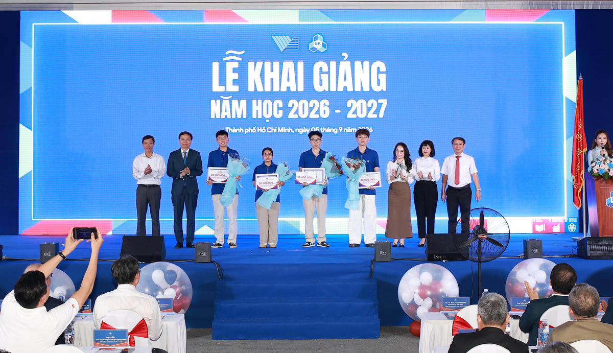 Trường Đại học Bách khoa TPHCM trao học bổng cho tân sinh viên có điểm thi xuất sắc. Ảnh: Đ.X.