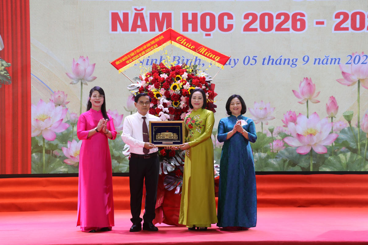 Phó Chủ tịch Quốc hội tặng quà lưu niệm cho nhà trường. Ảnh: Đình Minh