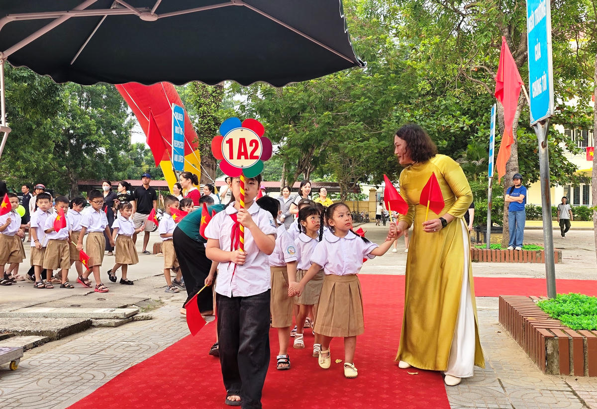 Cả cô và trò đều háo hức, hân hoan trong ngày tựu trường...