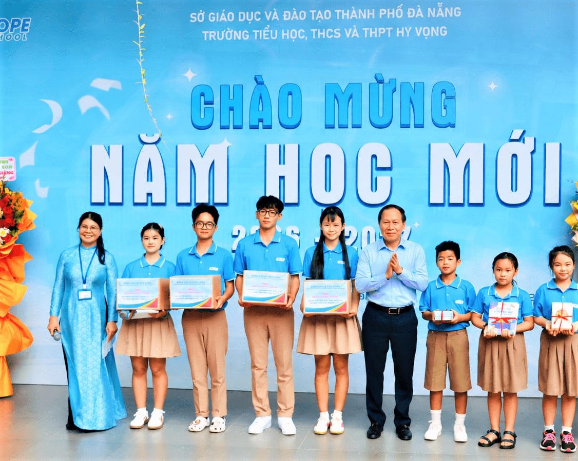 Phó Thủ tướng Chính phủ Lê Tiến Châu (ở giữa) tặng quà cho học sinh Trường Hy Vọng. Ảnh: TT.