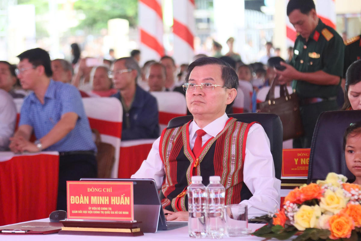 Phó Giáo sư, Tiến sĩ Đoàn Minh Huấn, Giám đốc Học viện Chính trị quốc gia Hồ Chí Minh dự lễ khai giảng tại điểm cầu tại Trường PTNTLC TT-THCS xã Dục Nông. Ảnh: CĐ.