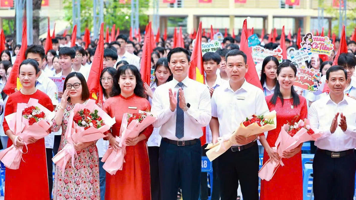 Đây là trường trung học đầu tiên của cả vùng Việt Bắc, được thành lập vào tháng 10/1946. 