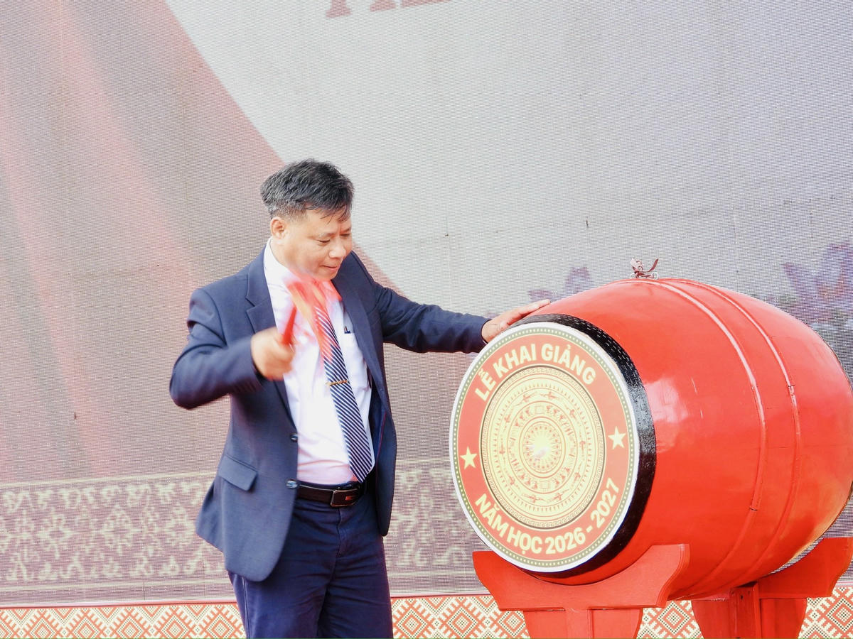 Thầy Thái Văn Lộc Hiệu trưởng Trường Phổ thông nội trú Tiểu học và THCS Buôn Đôn, xã Buôn Đôn đánh trống khai giảng năm học mới 2026-2027. Ảnh: Thanh Nga.