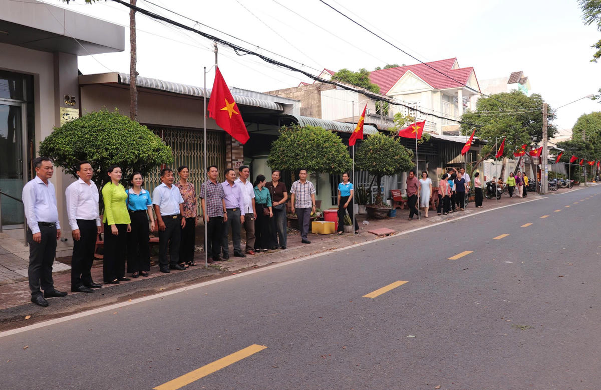 Lãnh đạo Ủy ban MTTQ tỉnh Cà Mau cùng các hội đoàn thể tham quan tuyến đường thực hiện mô hình "Đoàn kết - Ấm no - Hạnh phúc - Chuyển đổi số" tại khóm 8. Ảnh: Nguyên Du