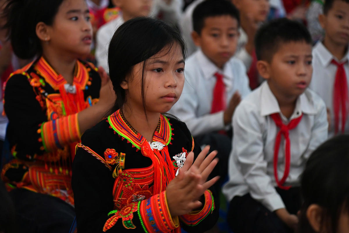 Từ vùng biên giới Hua Bum, Bum Nưa, Dào San, Phong Thổ đến các trường học trên địa bàn tỉnh Lai Châu, tiếng trống khai trường vang lên cùng một thời điểm, mang theo niềm vui, niềm tin và những kỳ vọng về một năm học mới. Với sự quan tâm của các cấp ủy, chính quyền, sự chuẩn bị chu đáo của ngành Giáo dục, các nhà trường và địa phương, năm học 2026 - 2027 được mở đầu bằng một ngày hội đầy ý nghĩa, tiếp thêm động lực để các thầy, cô giáo và các em học sinh trong toàn tỉnh tiếp tục thực hiện mục tiêu nâng cao chất lượng giáo dục; chăm lo tốt hơn cho học sinh, nhất là học sinh vùng khó khăn, vùng đồng bào dân tộc thiểu số và vùng biên giới.