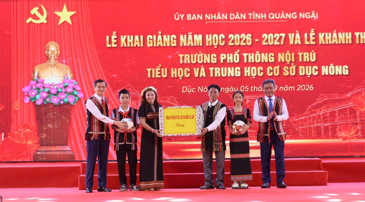 Phó Giáo sư, Tiến sĩ Đoàn Minh Huấn, (bên trái, ngoài cùng) Giám đốc Học viện Chính trị quốc gia Hồ Chí Minh tặng quà cho thầy, cô giáo và học sinh tỉnh Quảng Ngãi. Ảnh: CĐ.