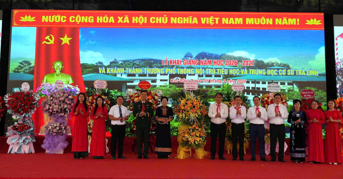 Tại điểm cầu Trường phổ thông nội trú liên cấp Tiểu học và THCS Trà Lĩnh kết nối với các điểm cầu khác trong cả nước, lãnh đạo tỉnh Cao Bằng dự có ông Phan Thăng An - Ủy viên Trung ương Đảng, Bí thư Tỉnh ủy, Chủ tịch HĐND tỉnh; ông Lê Hải Hòa - Chủ tịch UBND tỉnh Cao Bằng.