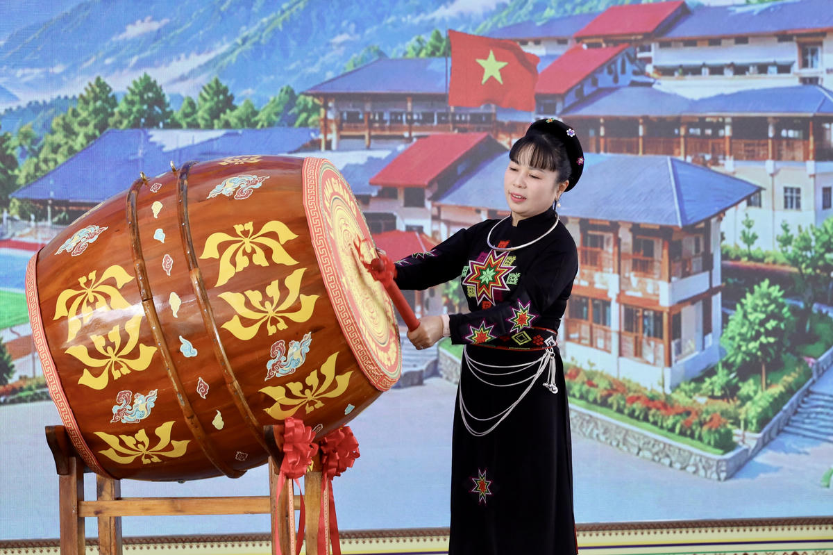 Hiệu trưởng Trường Phổ thông Nội trú Tiểu học và THCS Mường Khương đánh trống khai giảng. Ảnh: T.Đ.