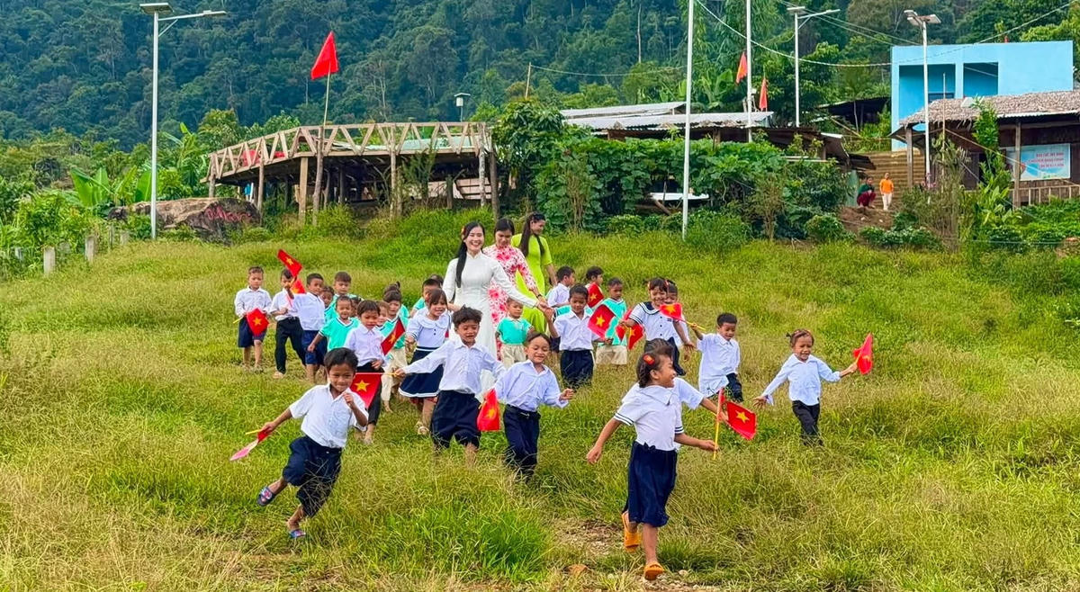 Cô Trà Thị Thu cùng học sinh vui chơi trên sườn đồi núi Ngọc Linh. Ảnh: TH.
