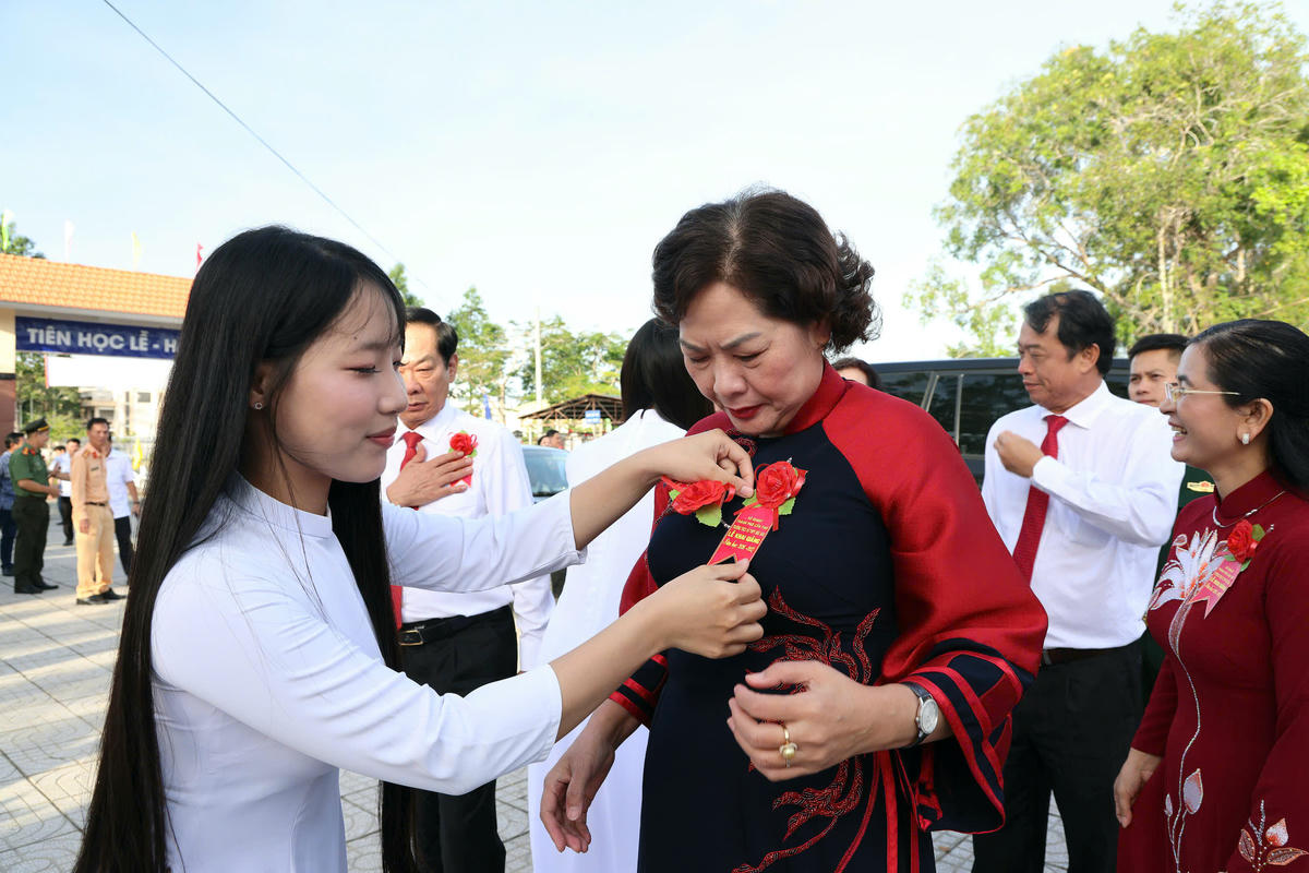 Phó Chủ tịch Quốc hội Nguyễn Thị Hồng dự lễ khai giảng tại Trường THCS-THPT Ngã Sáu (TP Cần Thơ). Ảnh HT