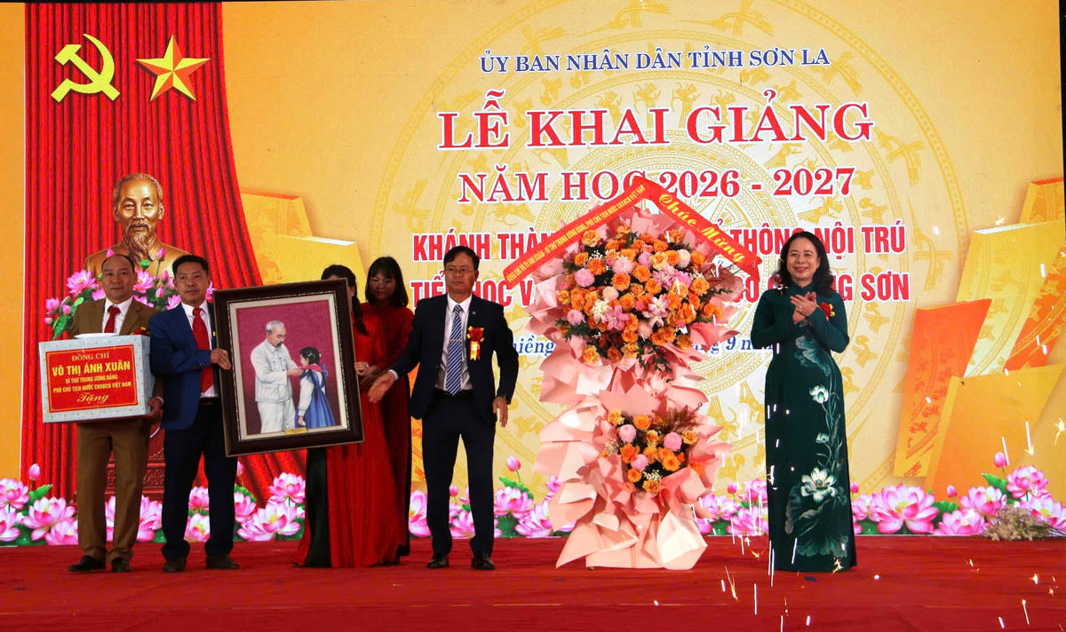 Phó Chủ tịch nước Võ Thị Ánh Xuân dự, động viên, tặng quà và chúc mừng trong Lễ khai giảng. Ảnh: H.H