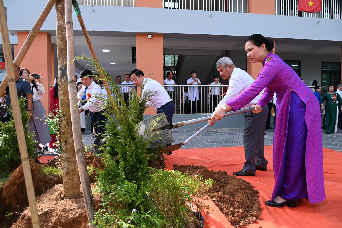 Phó Chủ tịch - Tổng Thư ký UBTƯ MTTQ Việt Nam Hà Thị Nga và lãnh đạo tỉnh Lai Châu thực hiện nghi thức trồng cây tại khuôn viên của ngôi trường.