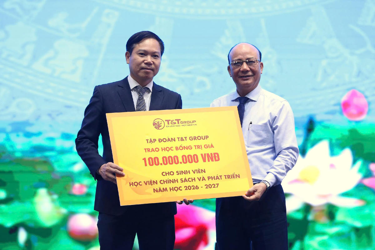 Chủ tịch HĐQT Tập đoàn T&T Group Nguyễn Tất Thắng trao biểu trưng tài trợ học bổng cho đại diện Học viện Chính sách và Phát triển (Bộ Tài chính) (Ảnh: T&T Group)
