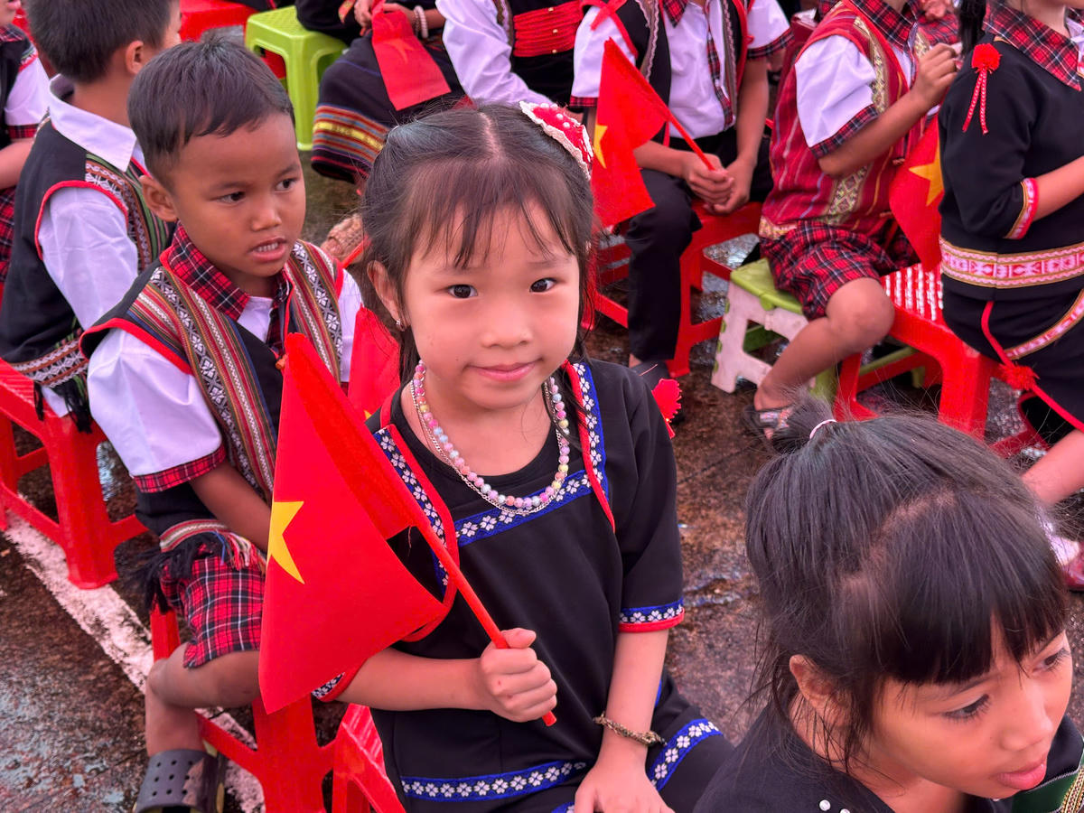 Nụ cười vui vẻ của học sinh Trường PTDTBT Tiểu học Tu Mơ Rông trong ngày khai giảng. Ảnh: CĐ.