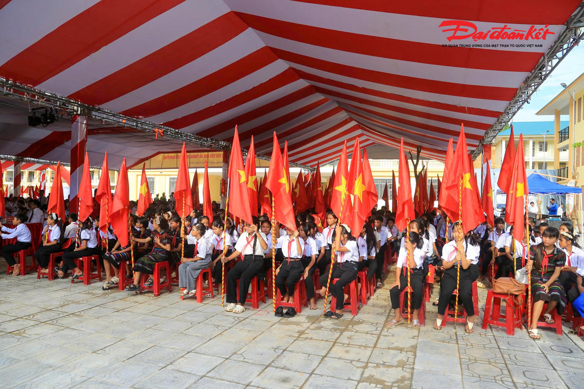 Sáng 5/9, hòa chung không khí Lễ Khai giảng trên cả nước, thầy và trò trường Phổ thông Dân tộc nội trú Tiểu học và Trung học cơ sở Đakrông (Quảng Trị) hân hoan đón năm học mới. Ảnh: Đỗ Văn.