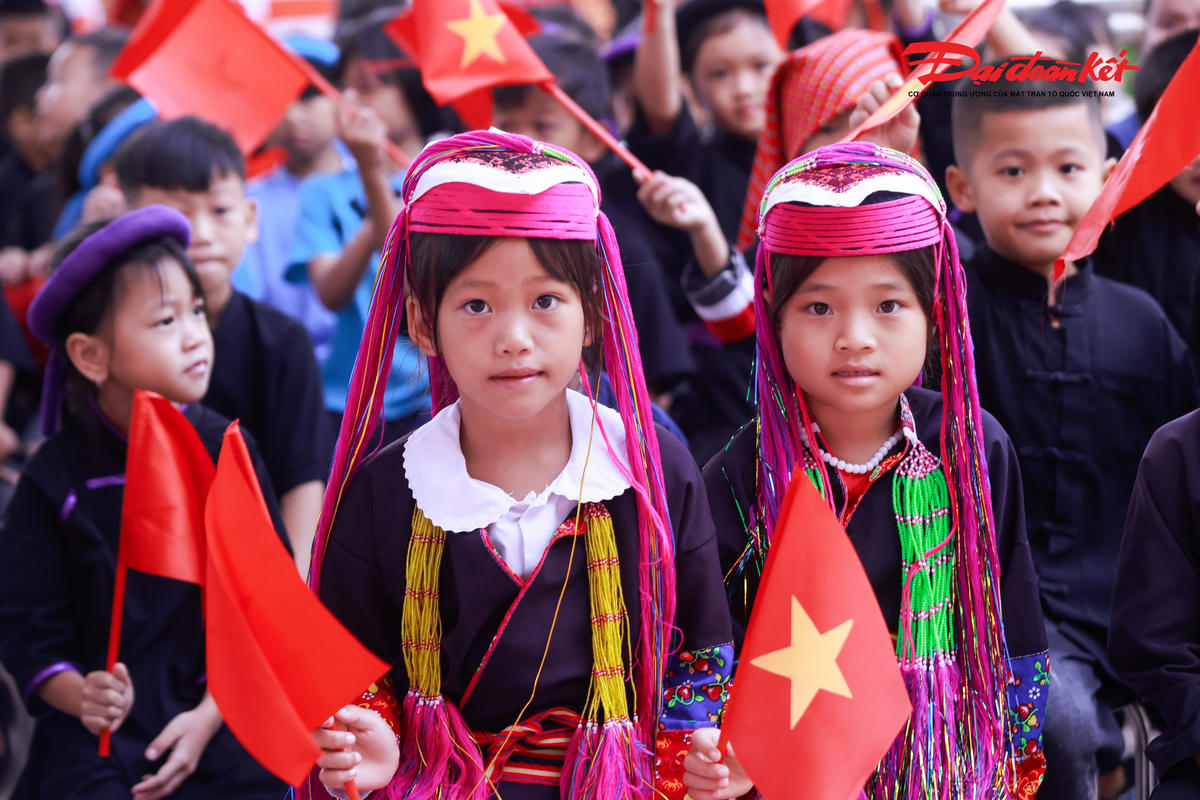 Các em học sinh đồng bào dân tộc thiểu số của Trường Phổ thông nội trú Tiểu học và THCS Bình Liêu. Ảnh: Quang Vinh.