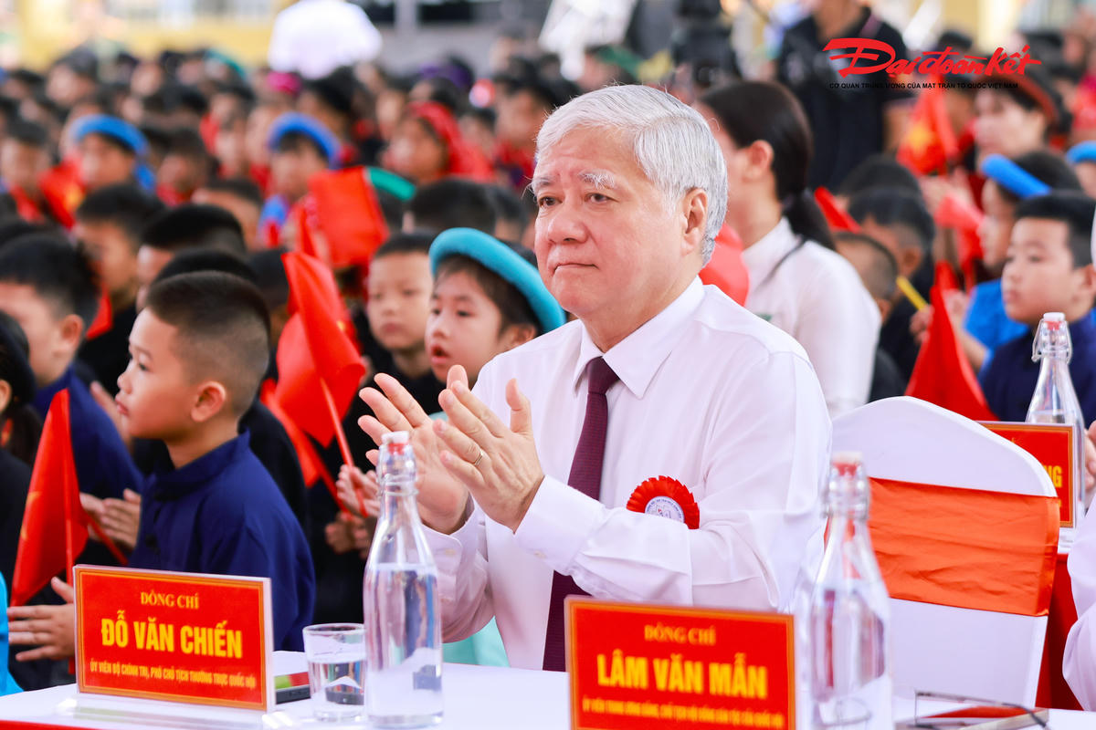 Phó Chủ tịch Thường trực Quốc hội Đỗ Văn Chiến dự Lễ khai giảng và khánh thành Trường Phổ thông nội trú Tiểu học và THCS Bình Liêu. Ảnh: Quang Vinh.