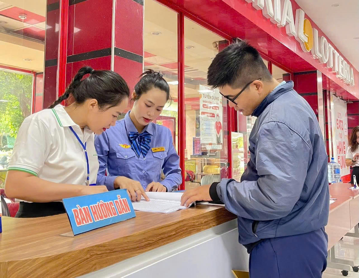 Hành khách bắt đầu mua vé tàu Tết Đinh Mùi tại ga Sài Gòn. Ảnh: Đ.S