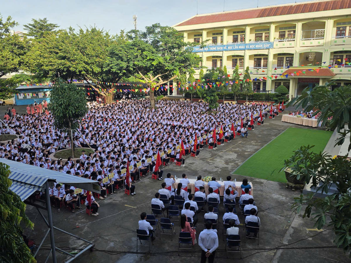 Học sinh Cà Mau hân hoan chào mừng năm học mới. Ảnh: Nguyên Du