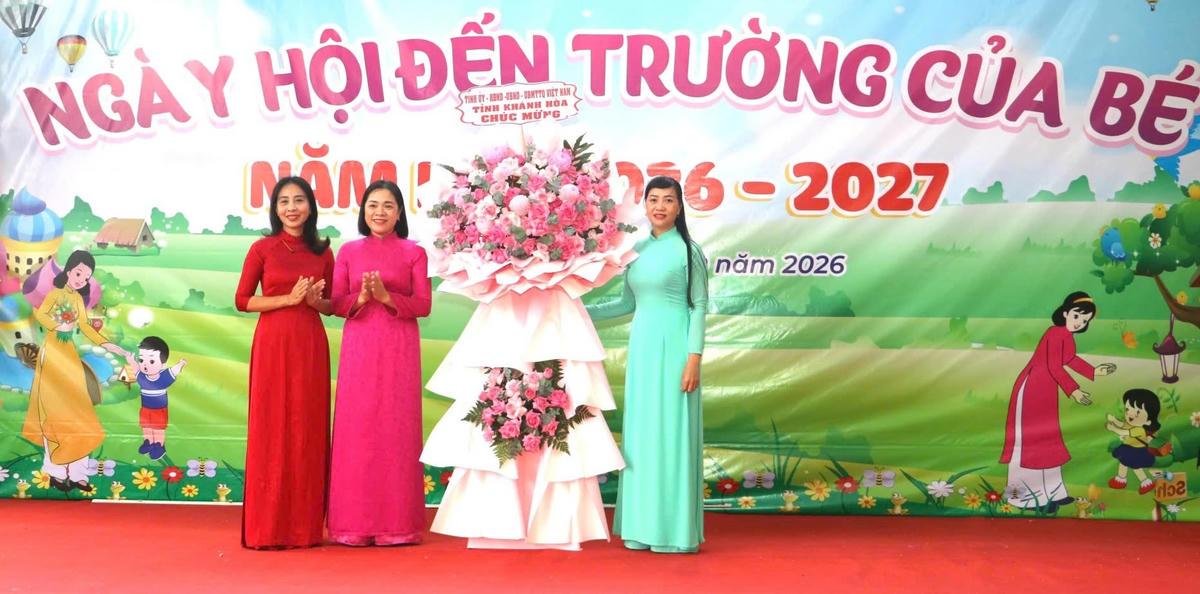 Bà Trần Thu Mai, Phó Chủ tịch Thường trực Ủy ban MTTQ Việt Nam tỉnh Khánh Hòa tặng hoa chúc mừng Trường Mầm non Nha Trang.